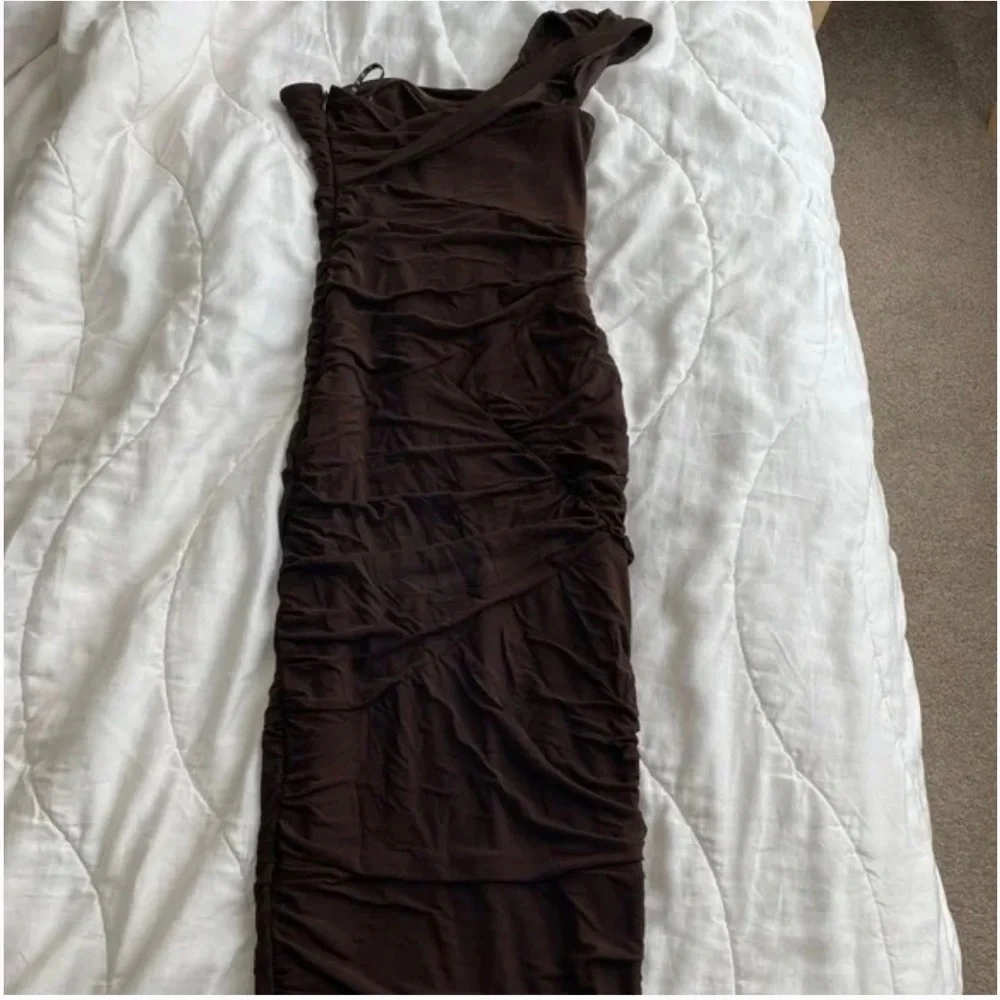 Missguided Midi Brown Ruched Dress with one shoulder sleeve - Picture 2 of 2